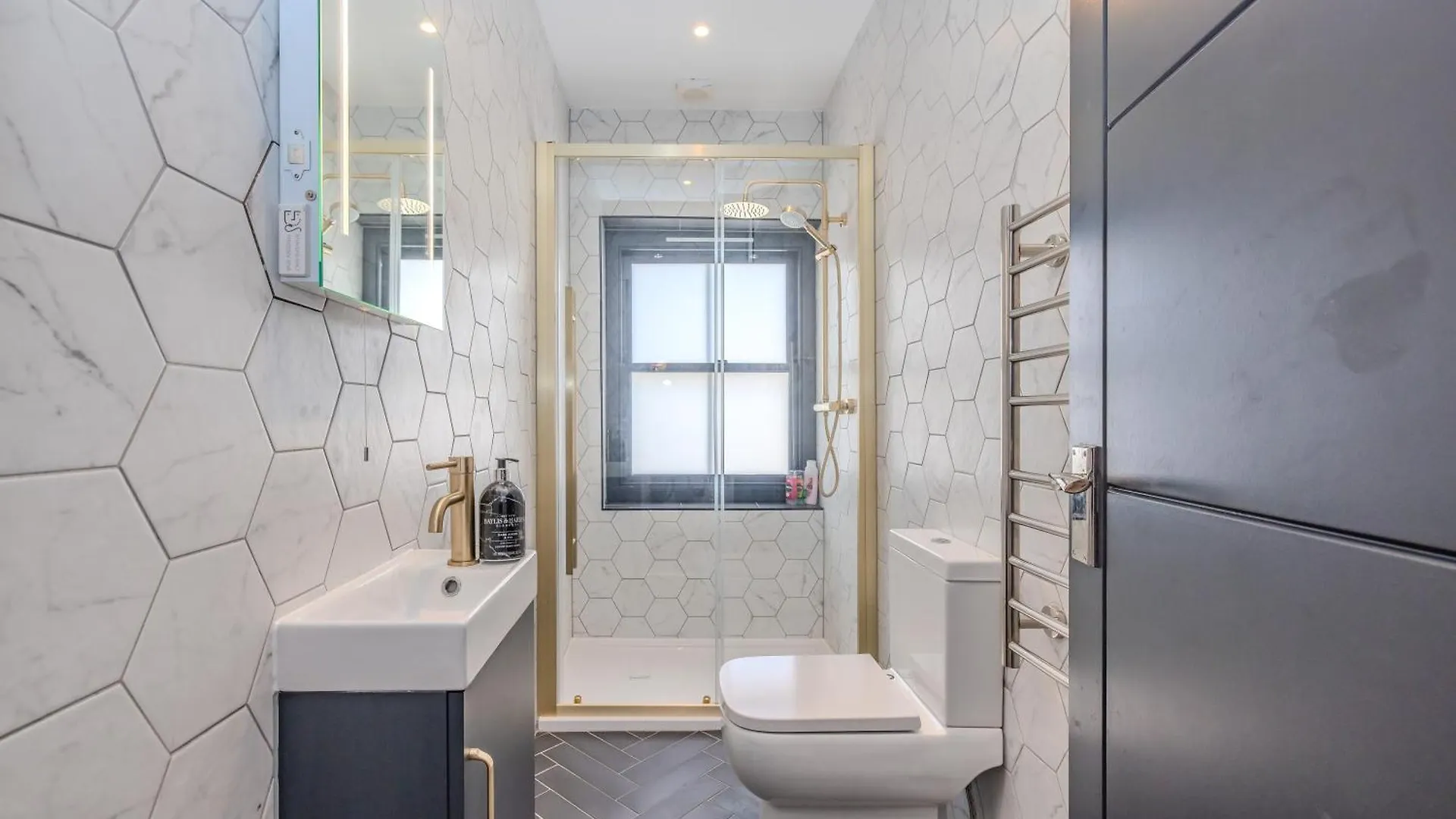 Coastal 3 Bedroom Sanctuary Near Brighton Beach Daire